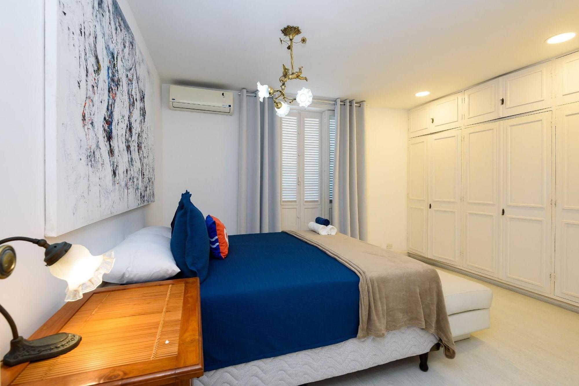 Apartamento Luxo A Beira-mar Em Copacabana | A 4022/1101 *